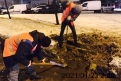 Во Фрунзенском районе рабочие бригады прочищают ливневки