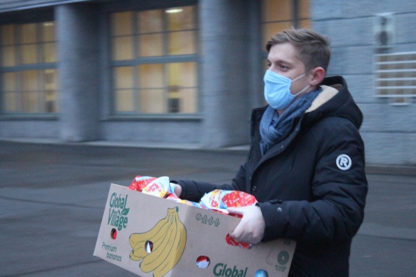 300 новогодних подарков для детей участковых врачей вручили волонтеры в ходе акции «Спасибо, доктор!»