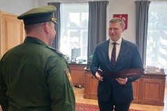 В Петродворцовом районе Санкт‑Петербурга вручили документы на новую квартиру семье участника специальной военной операции