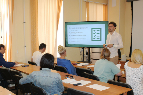 28 человек проходят профессиональную подготовку в Учебно-методическом центре по профессии "Кладовщик"