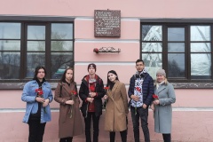 Старшеклассники 60 школы возложили цветы к мемориальной доске