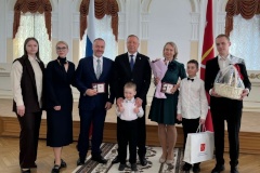 Губернатор наградил многодетные семьи «За заслуги в воспитании детей»