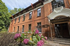 Сохранение исторического облика Санкт‑Петербурга выходит на новый этап: капитальный ремонт фасада значимого здания в Институтском переулке близится к завершению