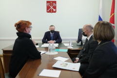В Невском районе отремонтируют школьный стадион, в Пушкинском - достроят спортшколу, в Московском – реконструируют внутриквартальное освещение - поручения губернатора по итогам личного приема граждан