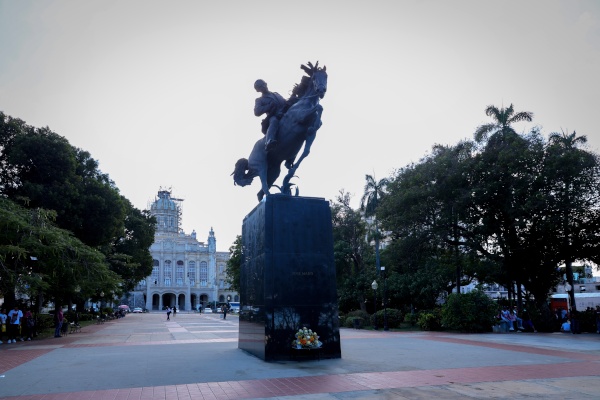 Александр Беглов возложил цветы к Мемориалу Хосе Марти –  национального героя Кубы