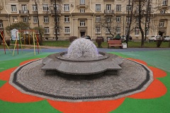 Во дворах Московского района запустили городские фонтаны