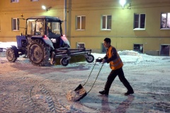 Коммунальные службы продолжают очищать Калининский район от последствий стихии