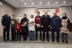 В Калининском районе вручили российские паспорта эвакуированным из Палестины подросткам