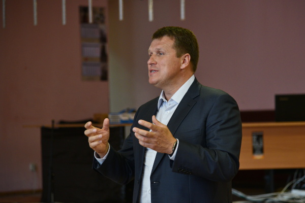 Глава Администрации  Кронштадтского района Василий Пониделко встретился с 11-классниками школ Кронштадта