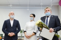У материнства нет выходных: с Днем матери многодетных мам поздравил глава Фрунзенского района