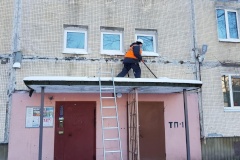 Во Фрунзенском районе работы по очистке кровель от снега и наледи продолжаются