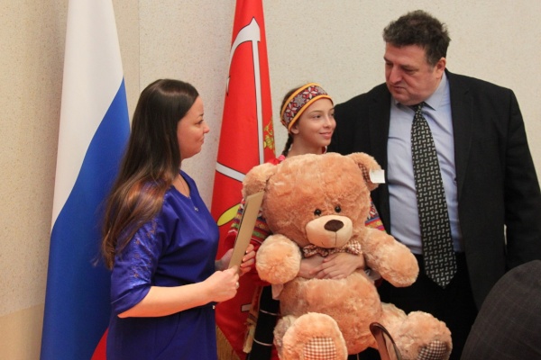 Глава Фрунзенского района поздравил победительницу Всероссийского конкурса Дарью Каширину