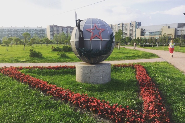 В Невском районе проводится регулярная работа по уходу за зелеными насаждениями