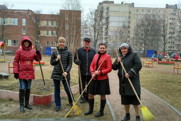  В детском саду № 15 Невского района прошел субботник, в рамках месячника благоустройства
