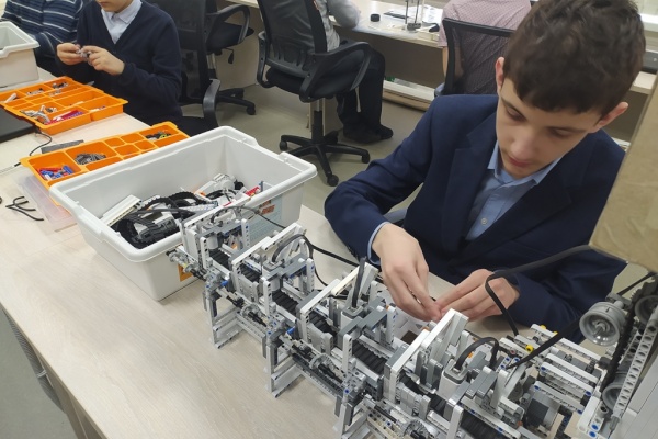 "Город роботов" в Петрдворцовом районе