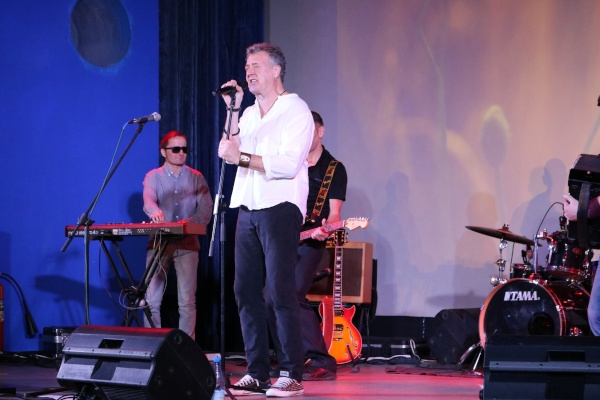 Заслуженный артист России Артур Ваха выступил для жителей Фрунзенского района