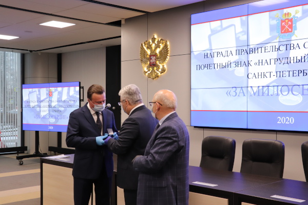 Глава района Владимир Ушаков награжден нагрудным знаком
