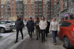 Заместитель главы Елена Осипова проверила качество уборки квартала в Парголово