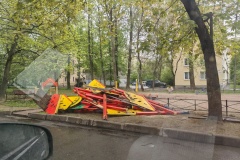 В Кировском районе во дворе дома 45 на Краснопутиловской улице снесли аварийную детскую площадку