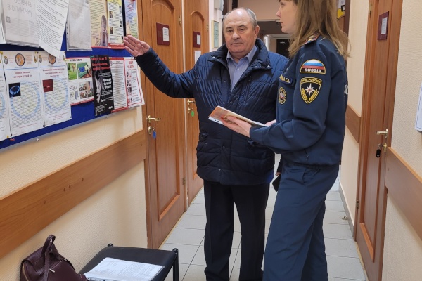 Сотрудники МЧС Выборгского района с профилактическим визитом посетили организации района и провели беседы. В ходе визитов контролируемые лица были проинформированы об обязательных требованиях, предъявляемых к их деятельности либо к принадлежащим им