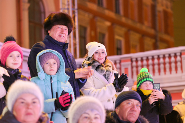 Александр Беглов посетил каток на Конюшенной площади