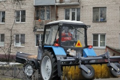 Московский район продолжает переход на новую систему уборки дворов