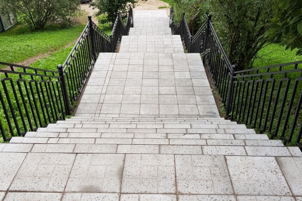 В Ломоносове завершается ремонт городских лестниц