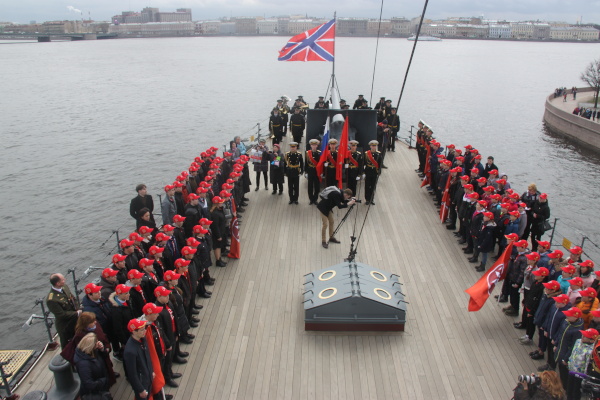 Более 100 школьников Фрунзенского района на крейсере «Аврора» приняли в ряды Юнармии 