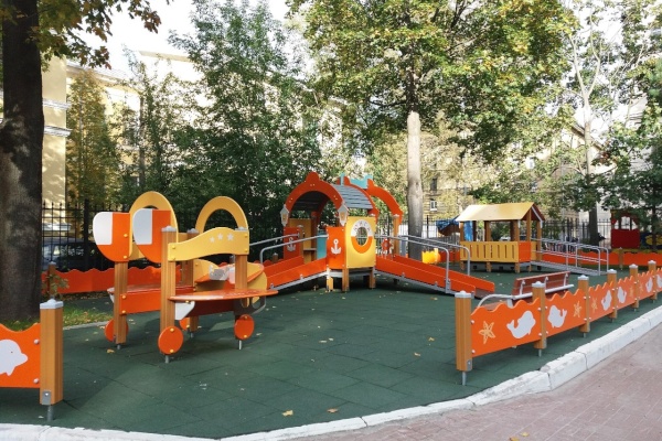 В Выборгском районе открыли инклюзивную детскую площадку