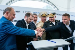 В Кронштадте на Якорной площади во время работы Военно-морской почты прошла церемония гашения особых почтовых марок.