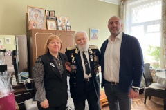 В День Победы заместитель главы Александр Векслер поздравил ветеранов Дурилина Николая Георгиевича и Курилович Марианну Яковлевну