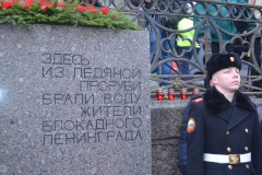 У памятного знака «Блокадная полынья» зажгут свечи