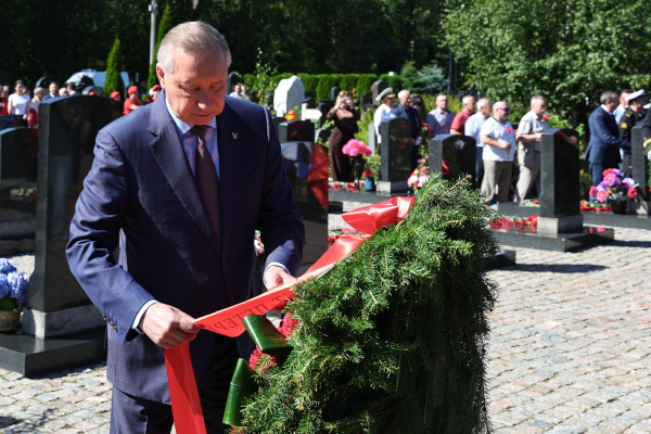 Возложение цветов к мемориалу морякам-подводникам «Курска» на Серафимовском кладбище