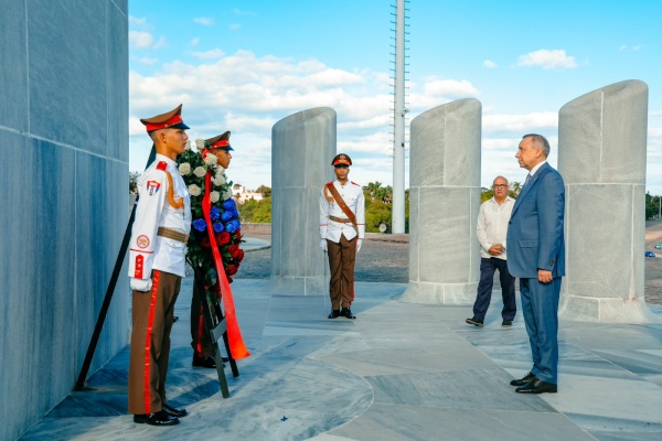 Александр Беглов возложил цветы к Мемориалу Хосе Марти в Гаване