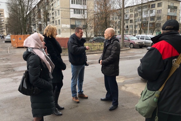 Глава района прибыл на перекресток проспекта Славы и Будапештской улицы