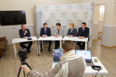 О помощи пациентам с коронавирусом рассказали на прямой линии