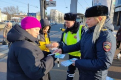 В Калининском напомнили правила безопасности на дороге