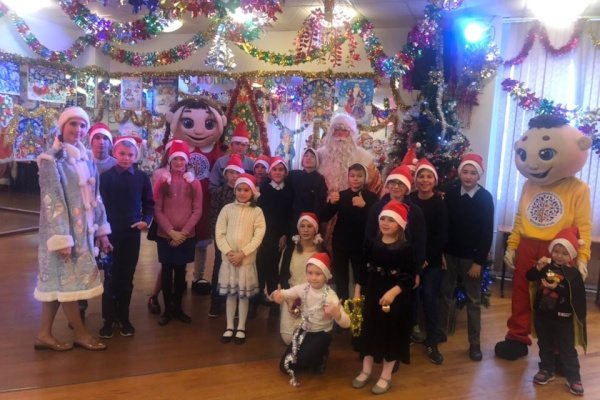 Добровольцы Фрунзенского района подготовили новогодний праздник для воспитанников Центра содействия семейному воспитанию
