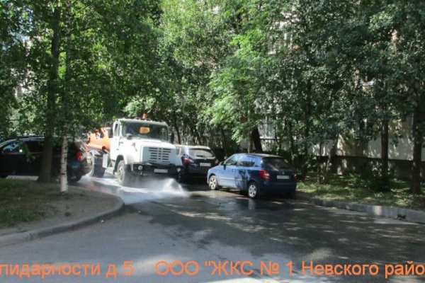 В условиях жаркой погоды полив дворовых территорий в Невском районе осуществляется ежедневно