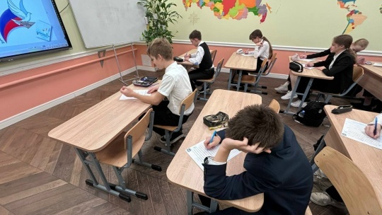 Ученики петроградской школы присоединились к патриотической акции «Письмо солдату»