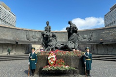 На площади Победы возложили цветы к Монументу героическим защитникам Ленинграда