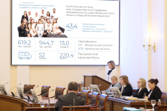 Александр Беглов: Демографические пакеты мер поддержки семей с детьми должны внедряться на всех предприятиях Петербурга