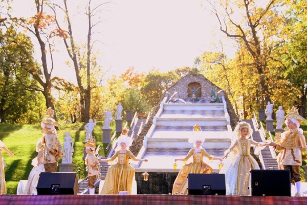 Бал национальностей состоялся в Петергофе