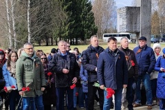 Сотрудники Жилищного комитета почтили память защитников Отечества у мемориала «Лемболовская твердыня»
