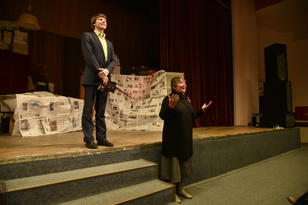 В рамках театрального фестиваля "Вешалка" в  Кронштадтском Дворце молодежи прошел спектакль "В поисках радости"