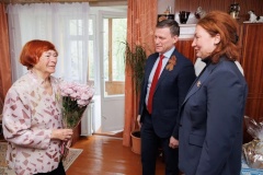 Глава района поздравил с наступающим праздником жительницу Петергофа Тамару Филипповну Оконечникову