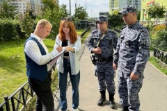 Организатор ярмарки в ЖК «Новая Охта» получил несколько протоколов об административном правонарушении. Незаконная реклама с тротуаров отправилась в мусорные баки