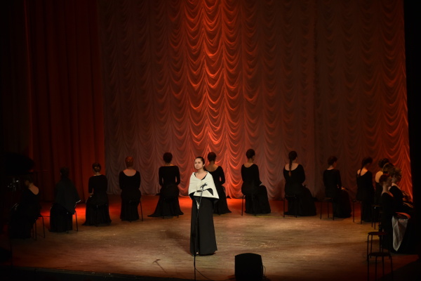 В рамках театрального фестиваля "Вешалка" в  Кронштадтском Дворце молодежи прошел спектакль "Ладожский лёд"