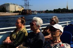 Для представителей серебряного возраста Центрального района организована прогулка на теплоходе