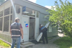 Проводится демонтаж пяти незаконных торговых павильонов. Общая площадь освобождаемой территории составляет около 2000 квадратных метров